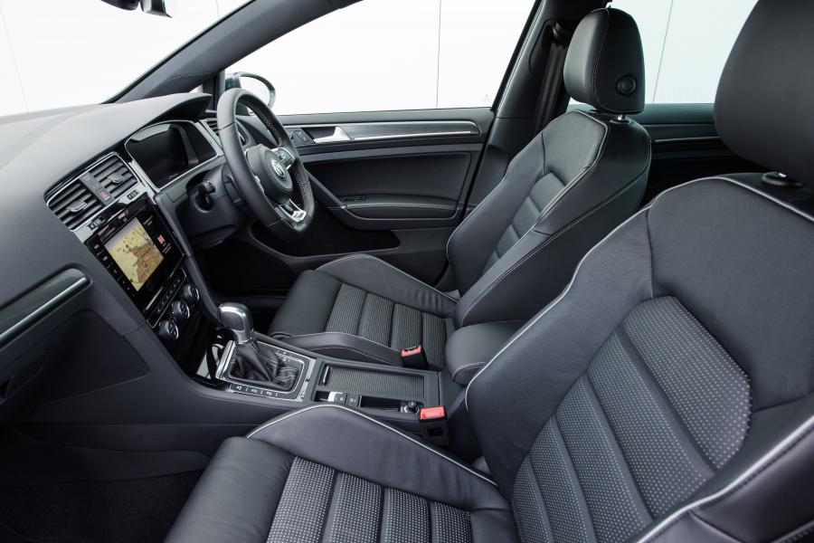 Интерьер Volkswagen Golf GTD 5-Door 2017 года  (UK) (фото 13 из 30)